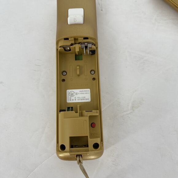 Nintendo Wii Legend Of Zelda Gold Remote - Picture 4 of 5